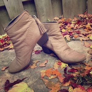 KENNETH COLE REACTION booties